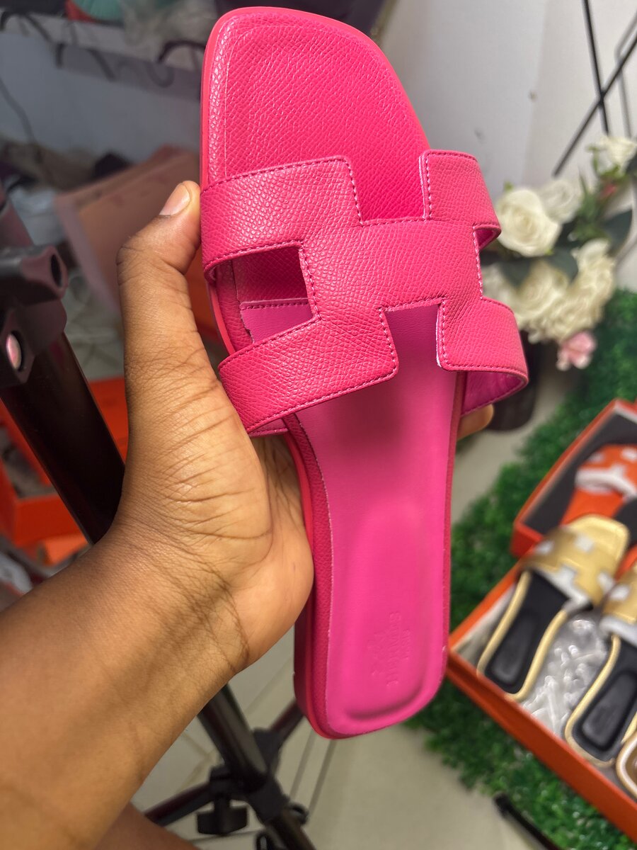 Sandales roses en cuir élégantes