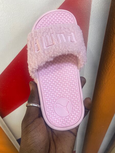 Sandales peluche roses PUMA