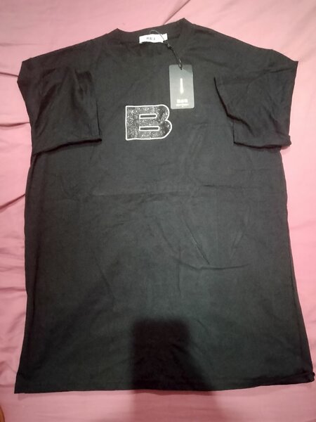 T-shirt noire avec logo brillant