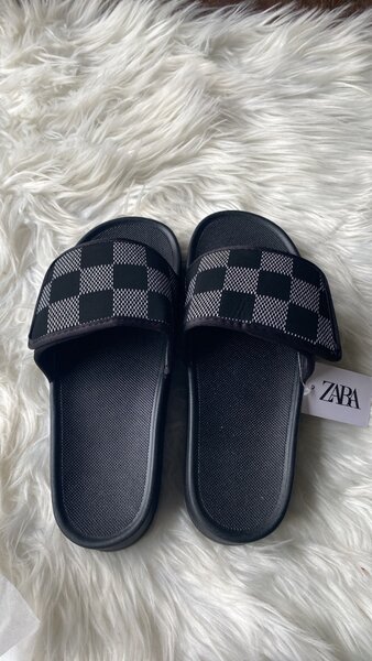 Tongs à carreaux confortables