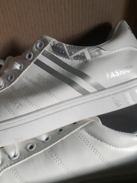 reduced to clear Boxed sneakers, sizes 41, 42 and 43