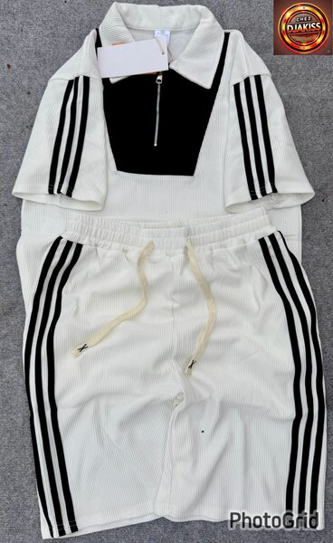 Ensemble sportif blanc à rayures