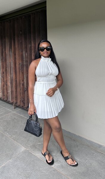 Robe plissée élégante blanche