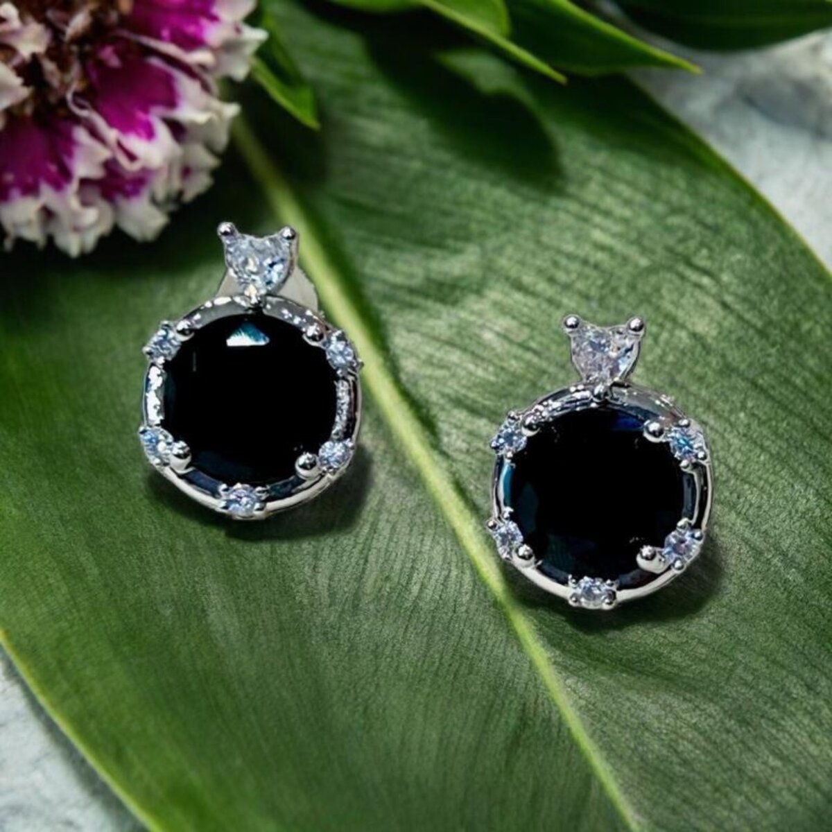 Earings diamond style available in different colors.