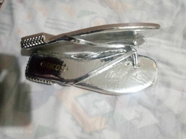 Sandales argentées élégantes