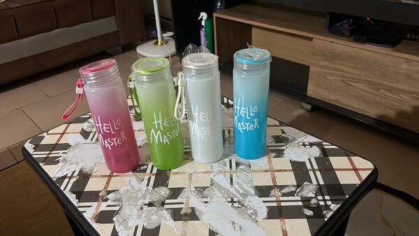 Bouteilles "Hello Master" colorées