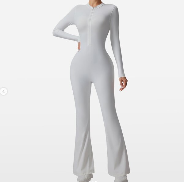 Элегантный и стильный спортивный комбинезон с длинным рукавом станет идеальным выбором для активных девушек.