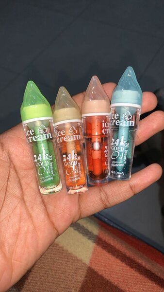 Fruity flavoured lip oil