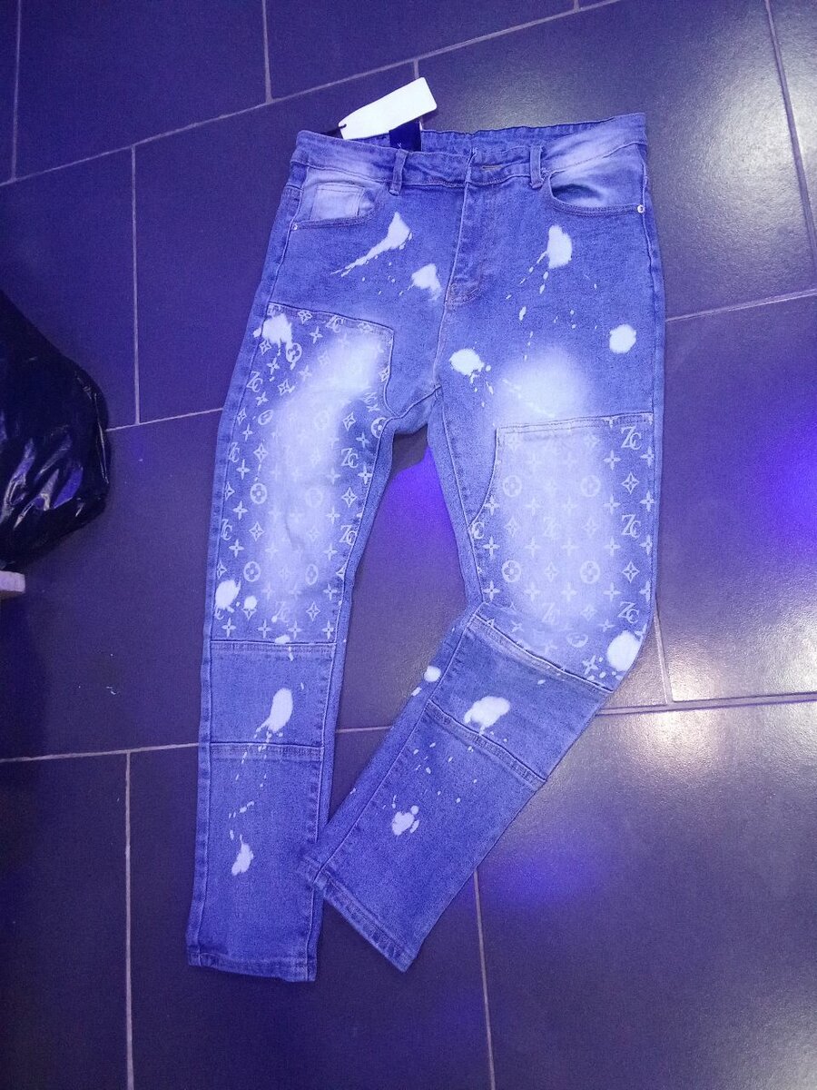 Jean délavé style graffiti