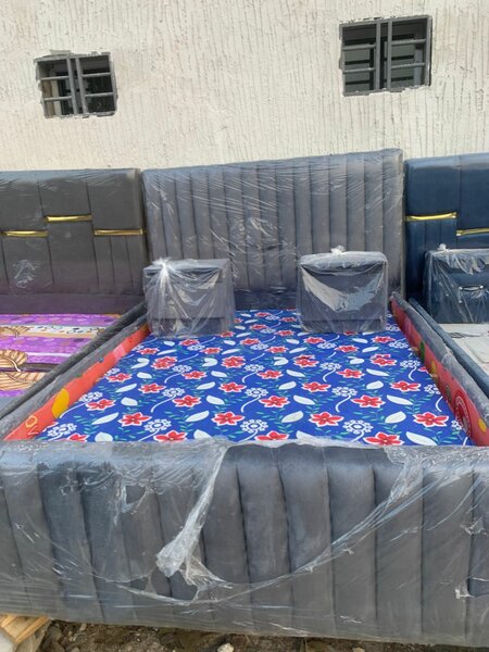 Lit Capitonné avec Sommier