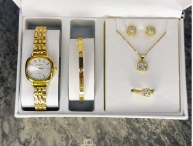 Комплект с наручными часами для женщин