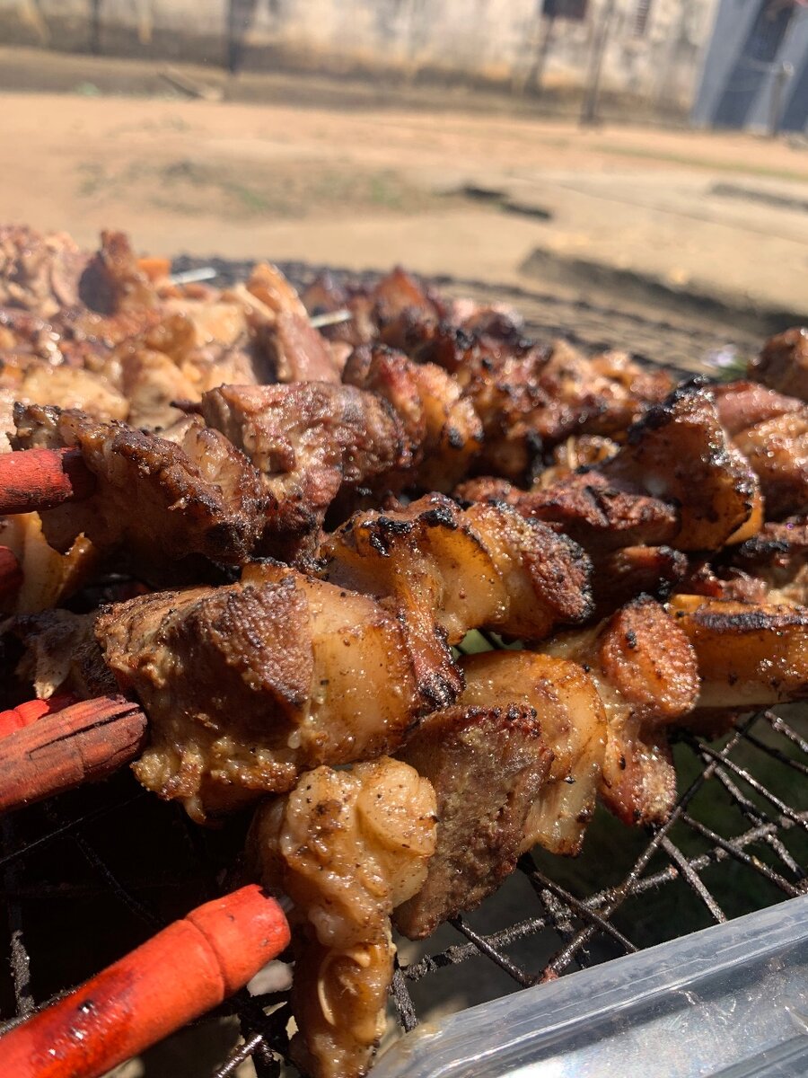 Brochettes de porc braisé