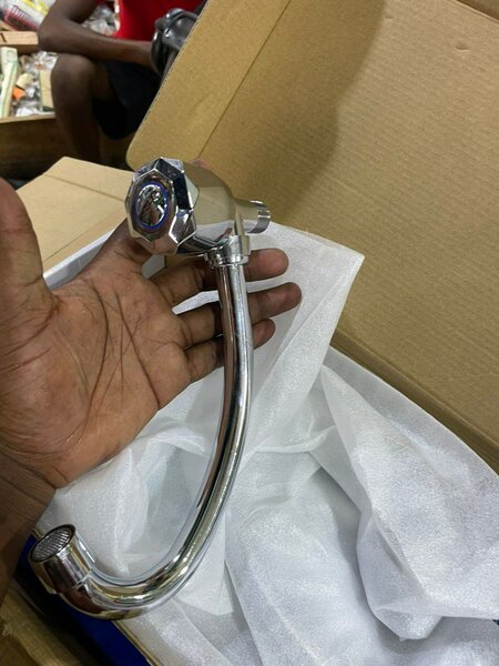 Robinet de cuisine moderne chromé