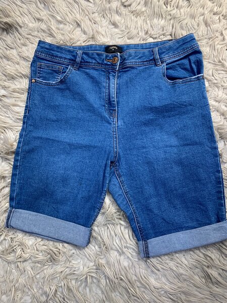 Rolled up Denim jeans shorts