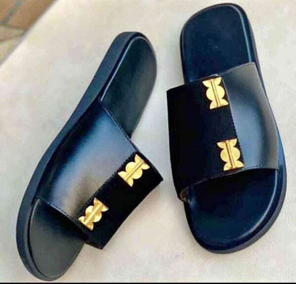 Sandales noires en cuir chic