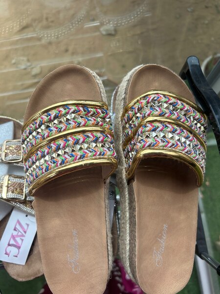 Sandales compensées tressées colorées