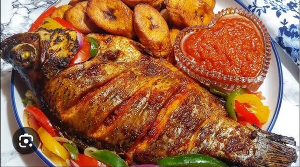 Poisson grillé avec bananes plantains