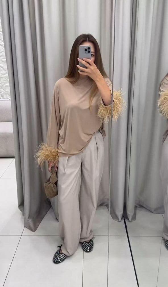 Кофта с перьями