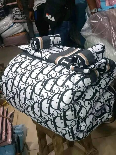 1 Duvet ,2 pillow cases and 1 flat sheet with print
