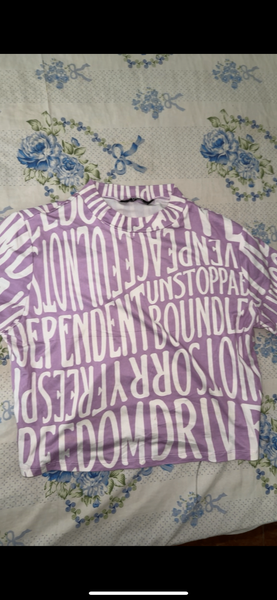 T-shirt violet à motifs