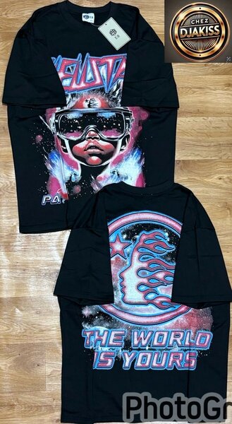 T-shirt graphique futuriste