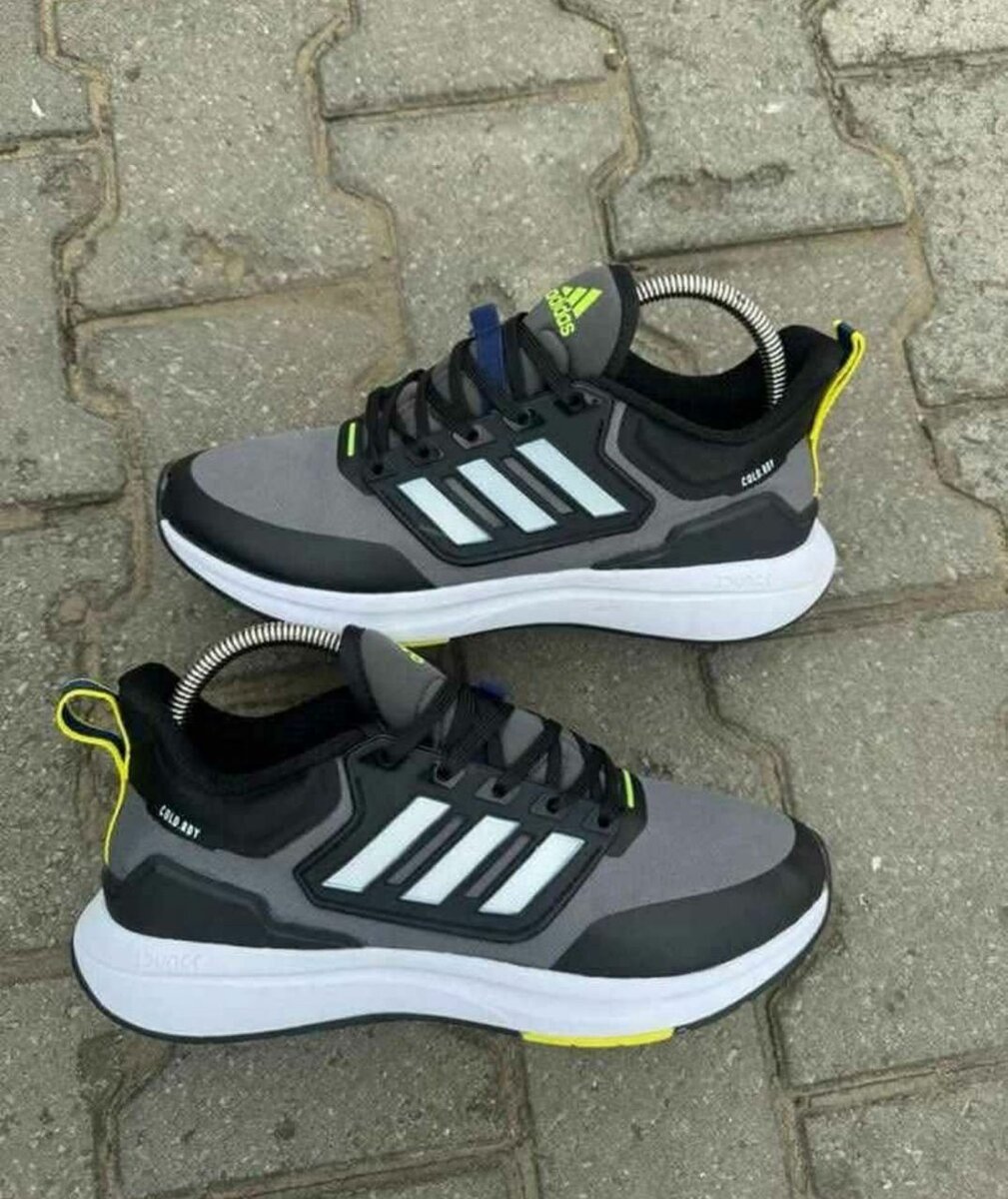 Chaussures de sport modernes adidas
