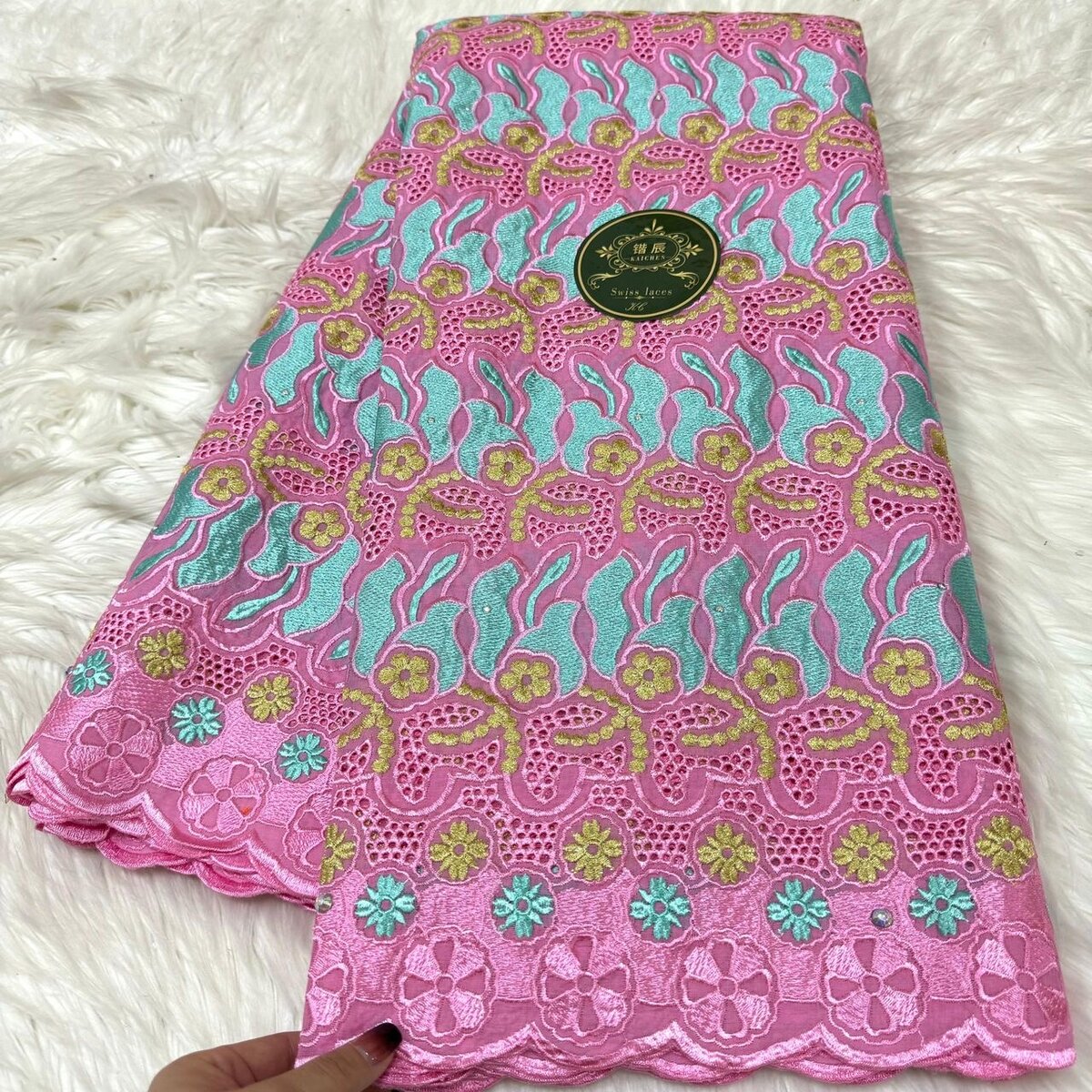 Tissu brodé en dentelle colorée