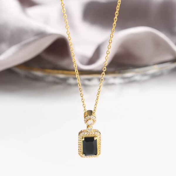 BLACK STONE NECKLACE