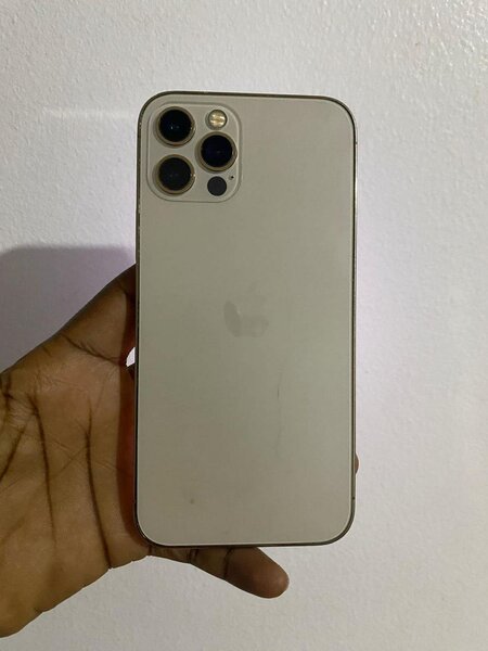 iPhone 12pro 128go quasi neuf jamais démonté