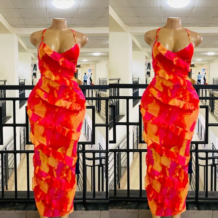 Robe moulante avec nœuds