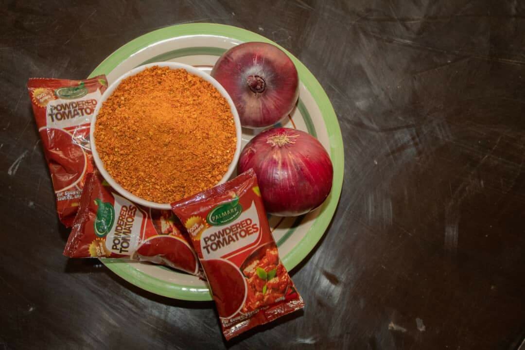 Powdered tomatoes in satchets