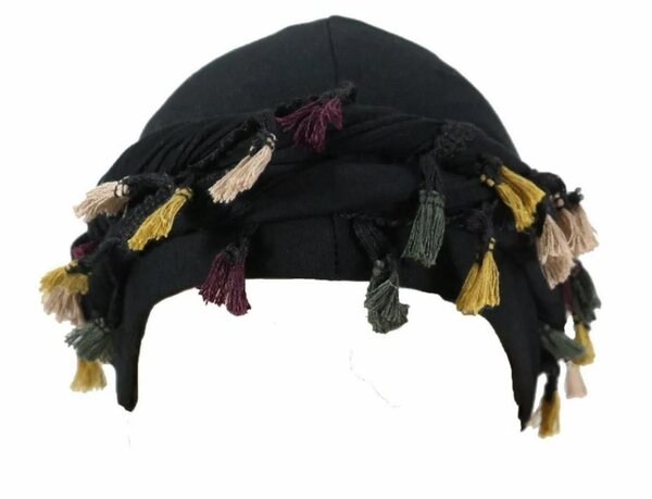 Chapeau brodé avec pompons