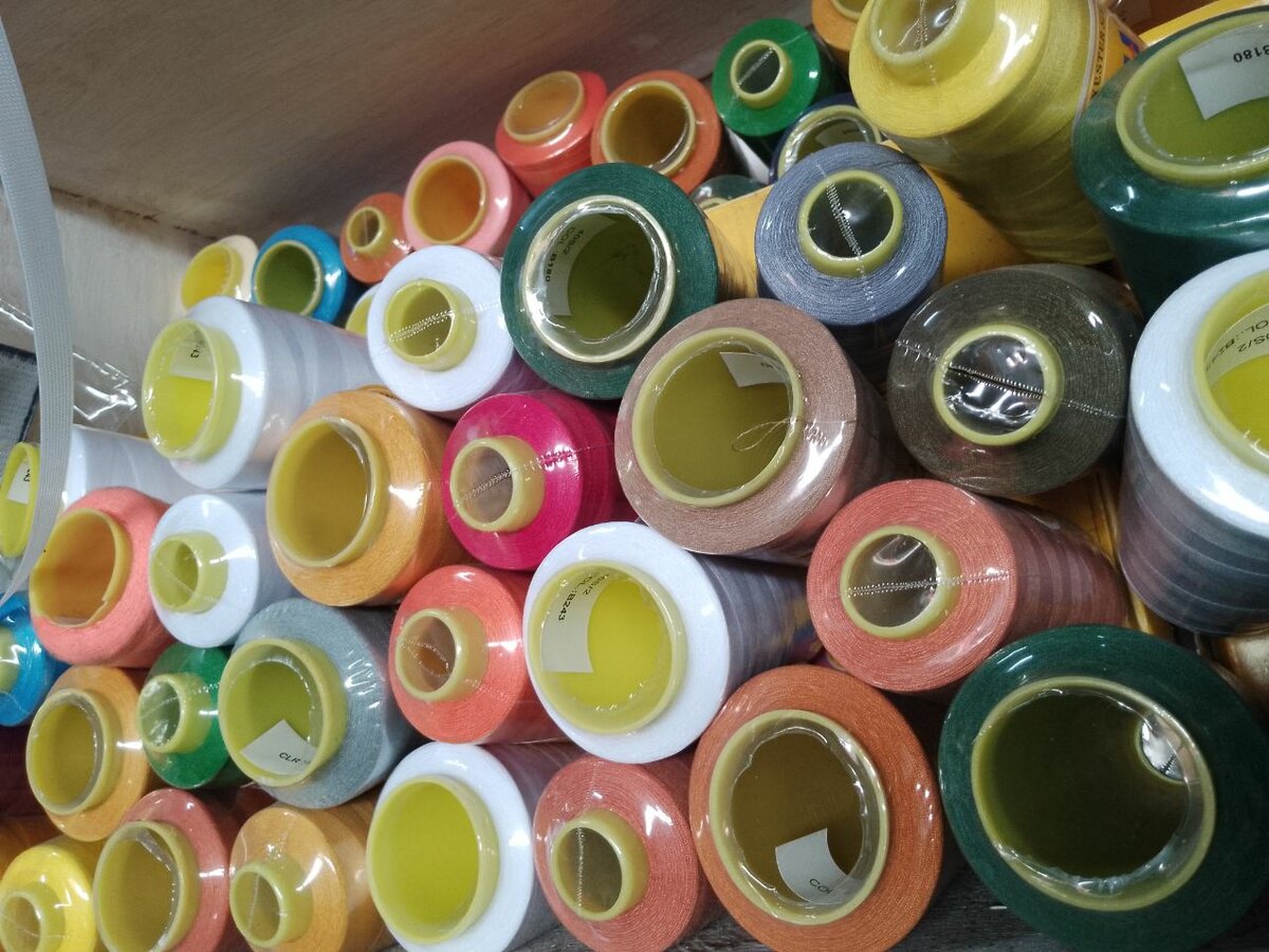 Fils à coudre colorés polyvalents