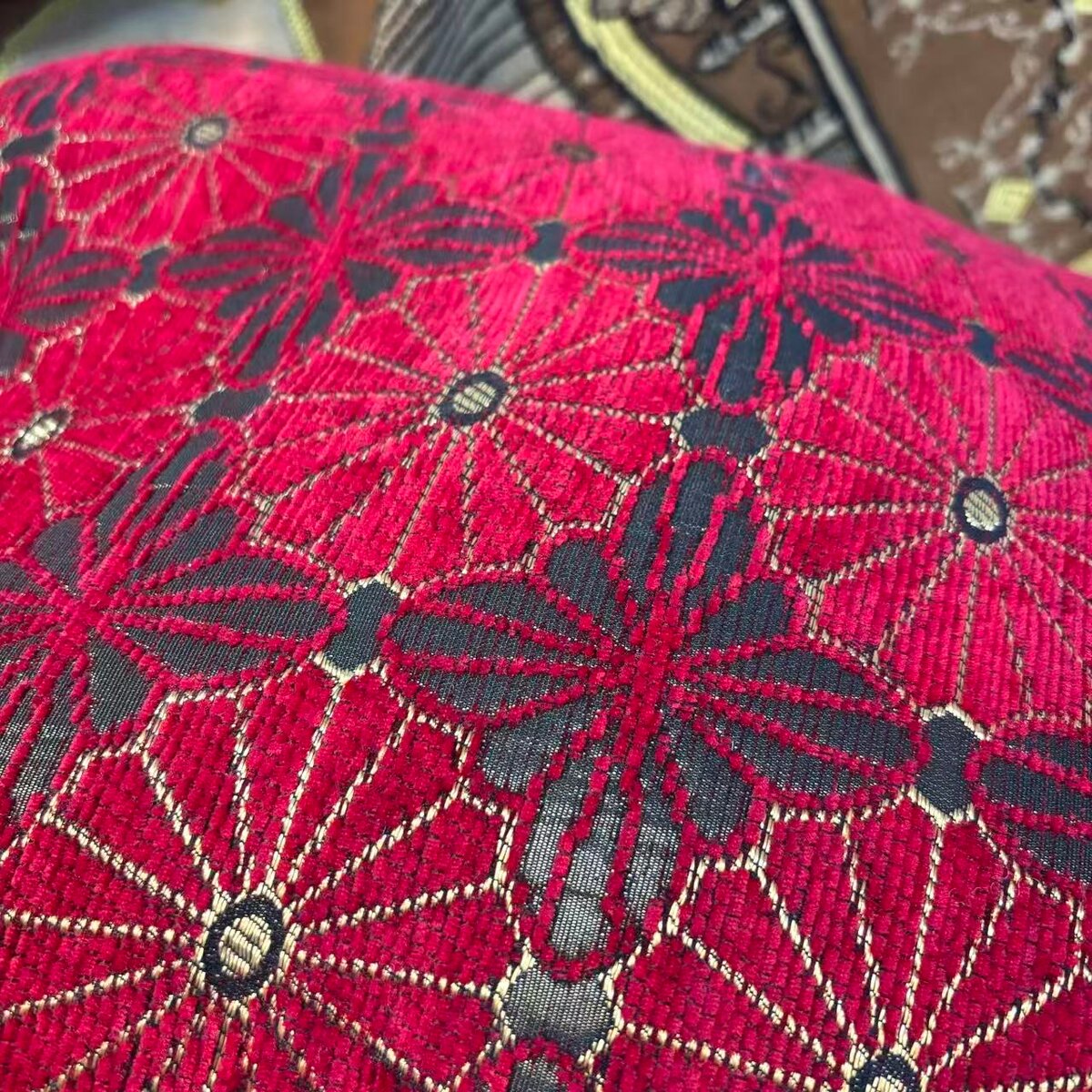 Coussin décoratif rouge floral