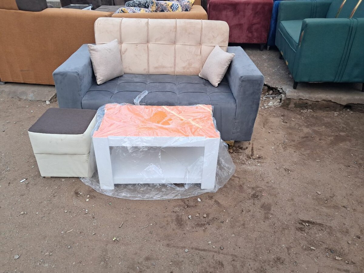 Canapé 2 places disponibles avec pouf et table basse