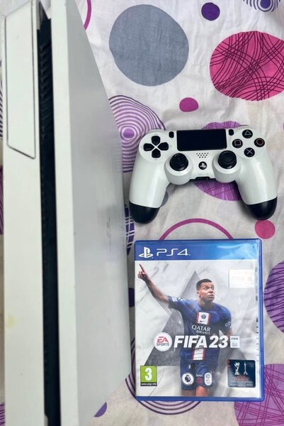 Console PS4 Slim avec FIFA 23