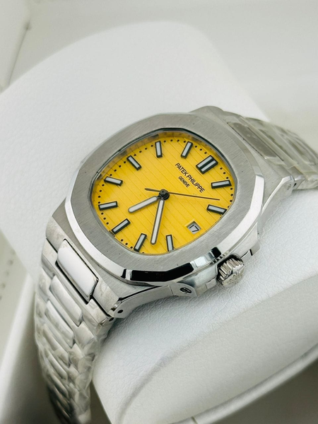 montre en acier Patek Philippe avec cadran jaune 
