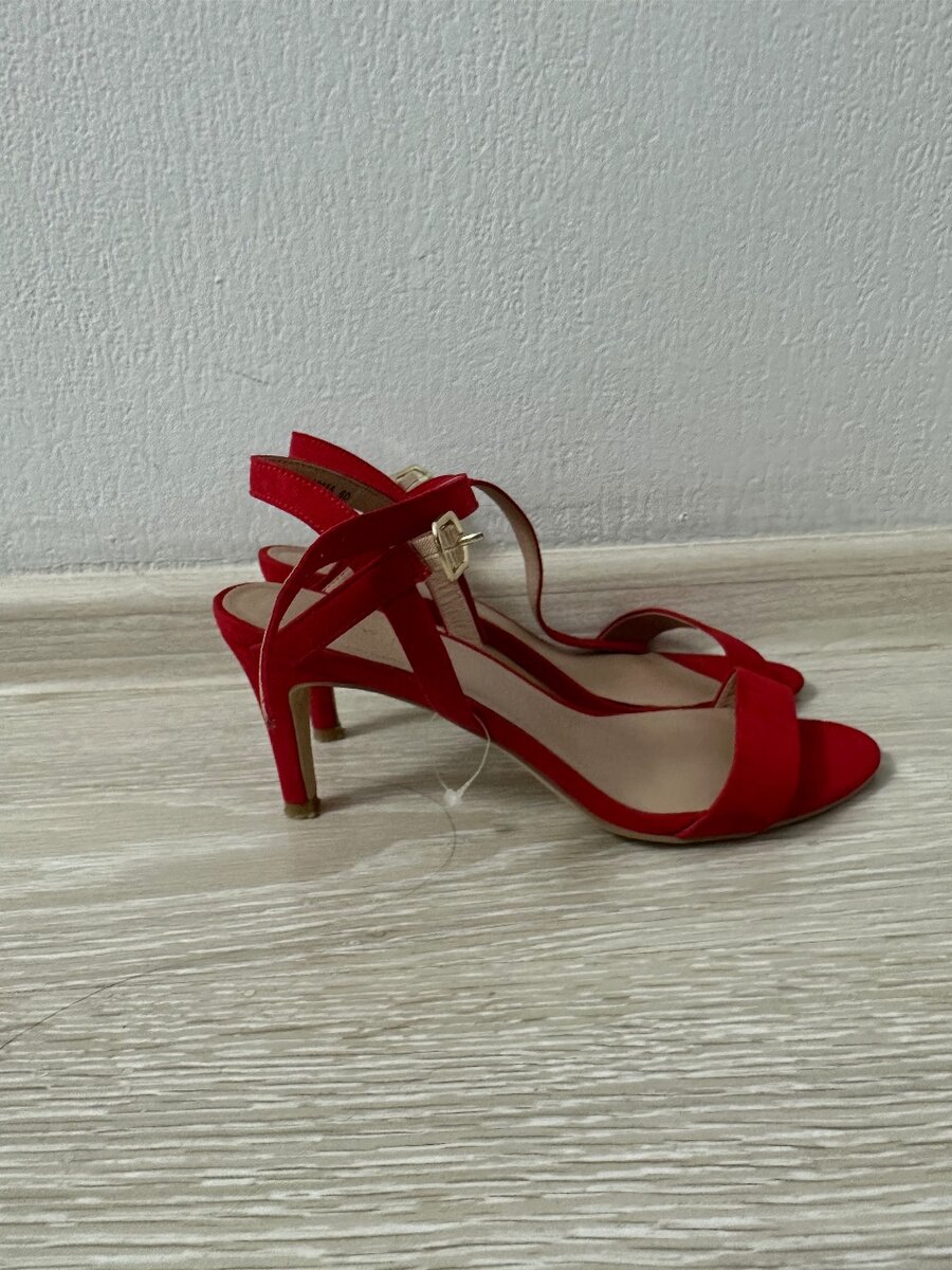 Босоножки красные