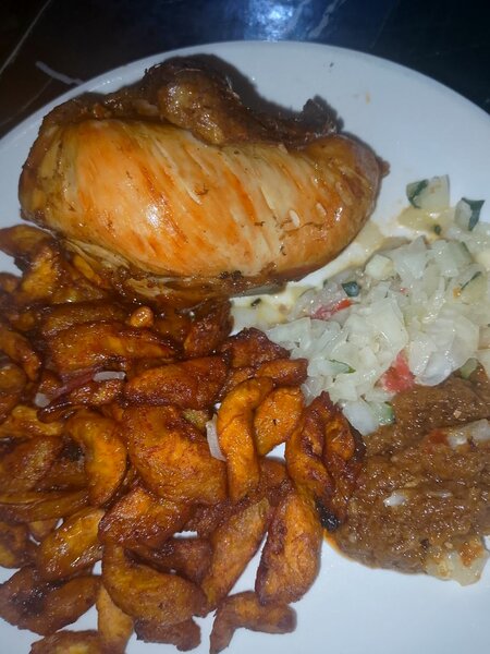 Aloco poulet grillé plus jus