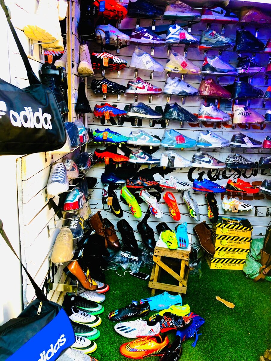 High qualities soccer shoes available on promotion