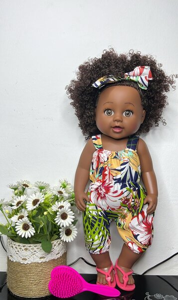 Poupée afro avec tenue fleurie