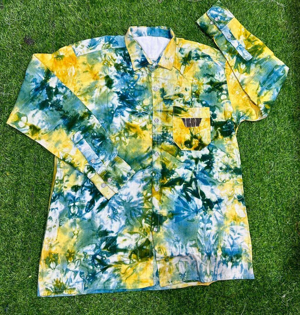 Chemise tie-dye colorée