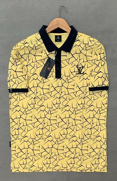 Polo jaune à motifs géométriques