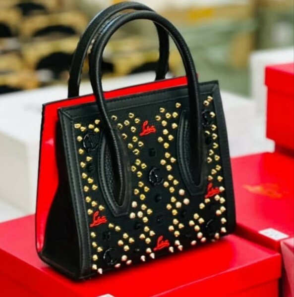 Sac à main clouté élégant