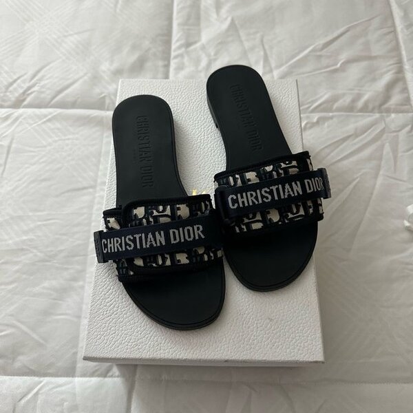 Christian Dior flat slides