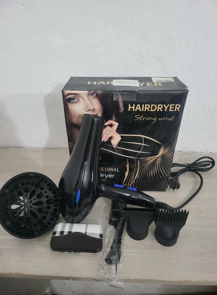SECHE CHEVEUX PROFESSIONAL + ACCESSOIRES OFFERTS