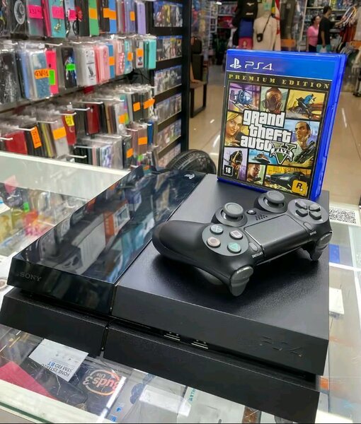 Console PS4 + GTA V Premium