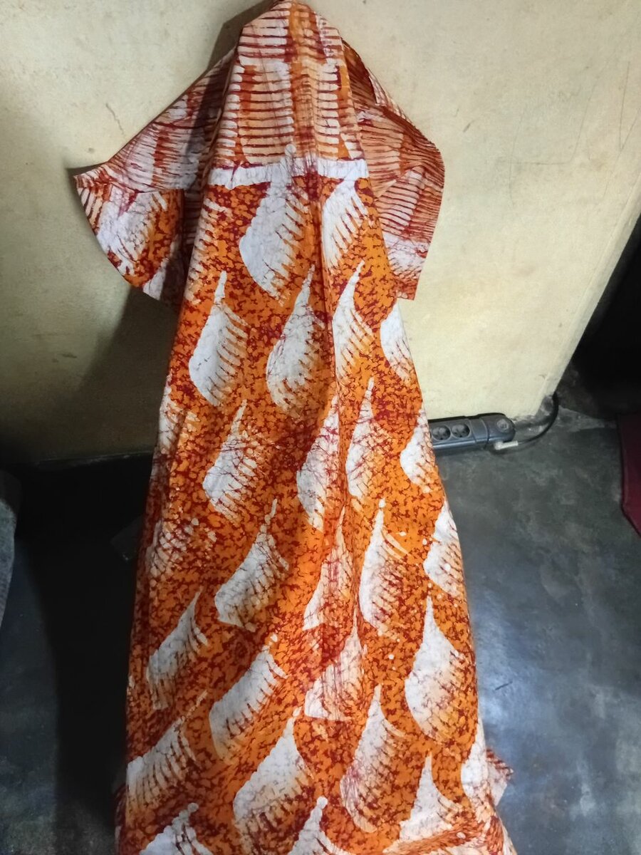 Robe à capuche en tissu coloré