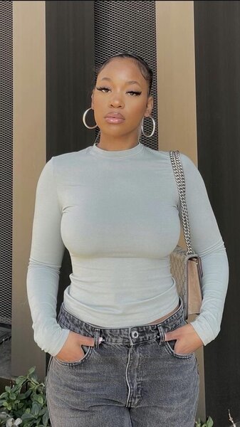 Pull moulant à manches longues