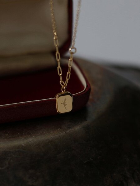 Elegant Gold Pendant Necklace